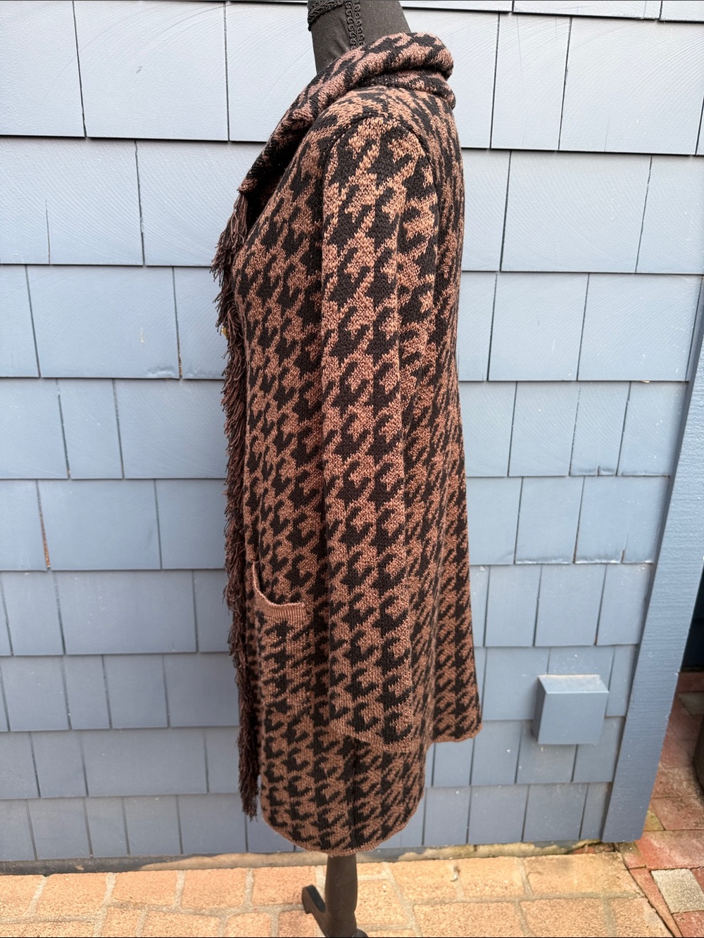 Gizeh Tricots L Houndstooth Fringe Knit Cartigan in Brown and Black warm - Picture 8 of 10